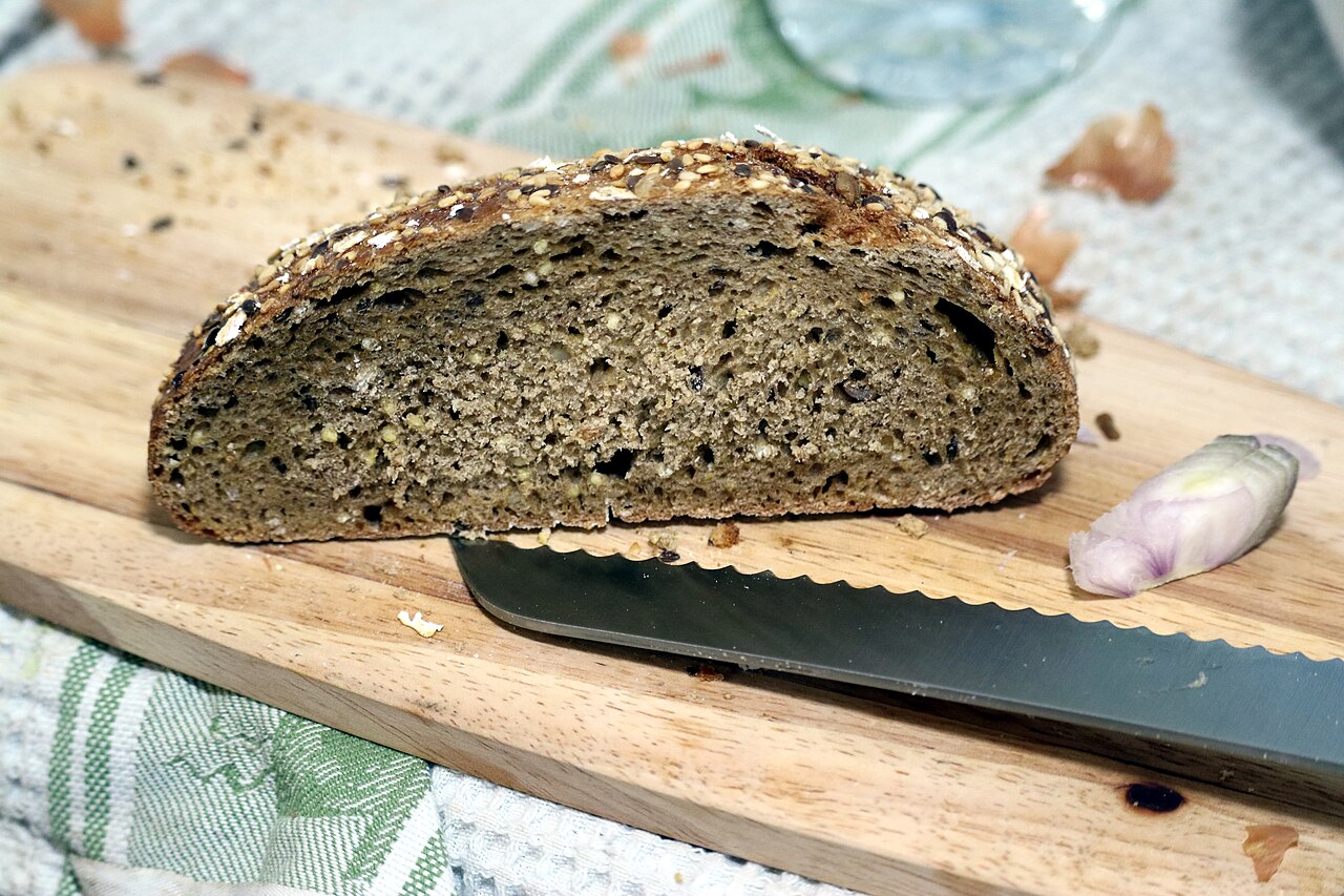 Storing Bread Without Plastic: What Actually Keeps It Soft